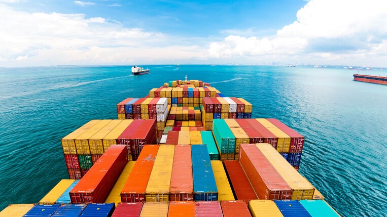 Commercio internazionale con una nave container