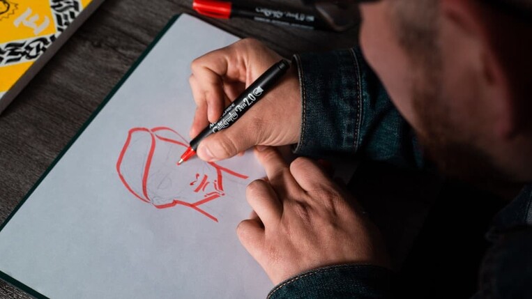 Designer zeichnet eine Buyer Persona