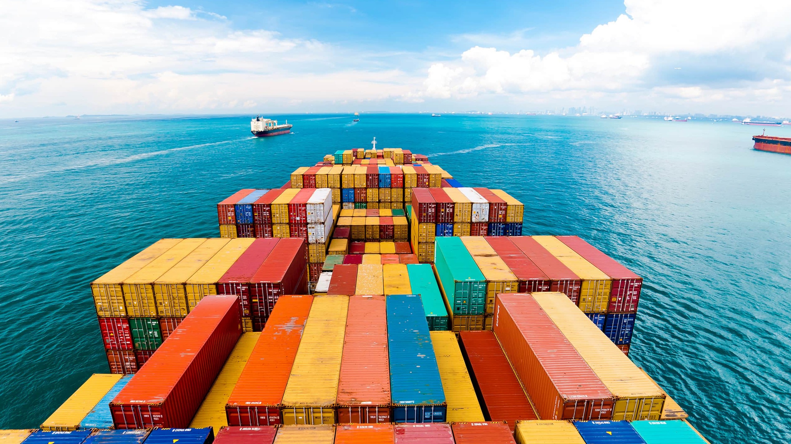 le commerce international avec le navire porte-conteneurs