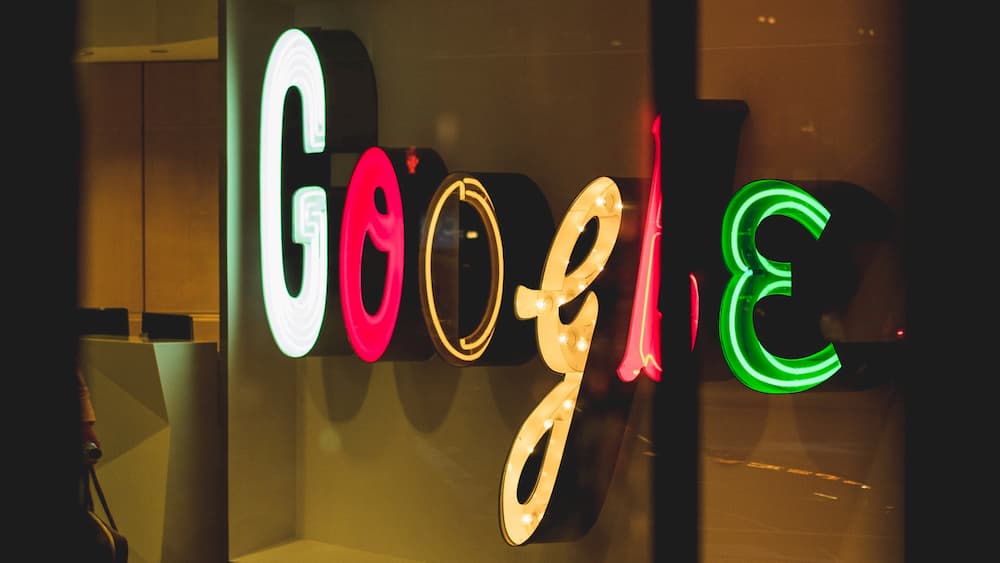 Google-Logo an einer Wand